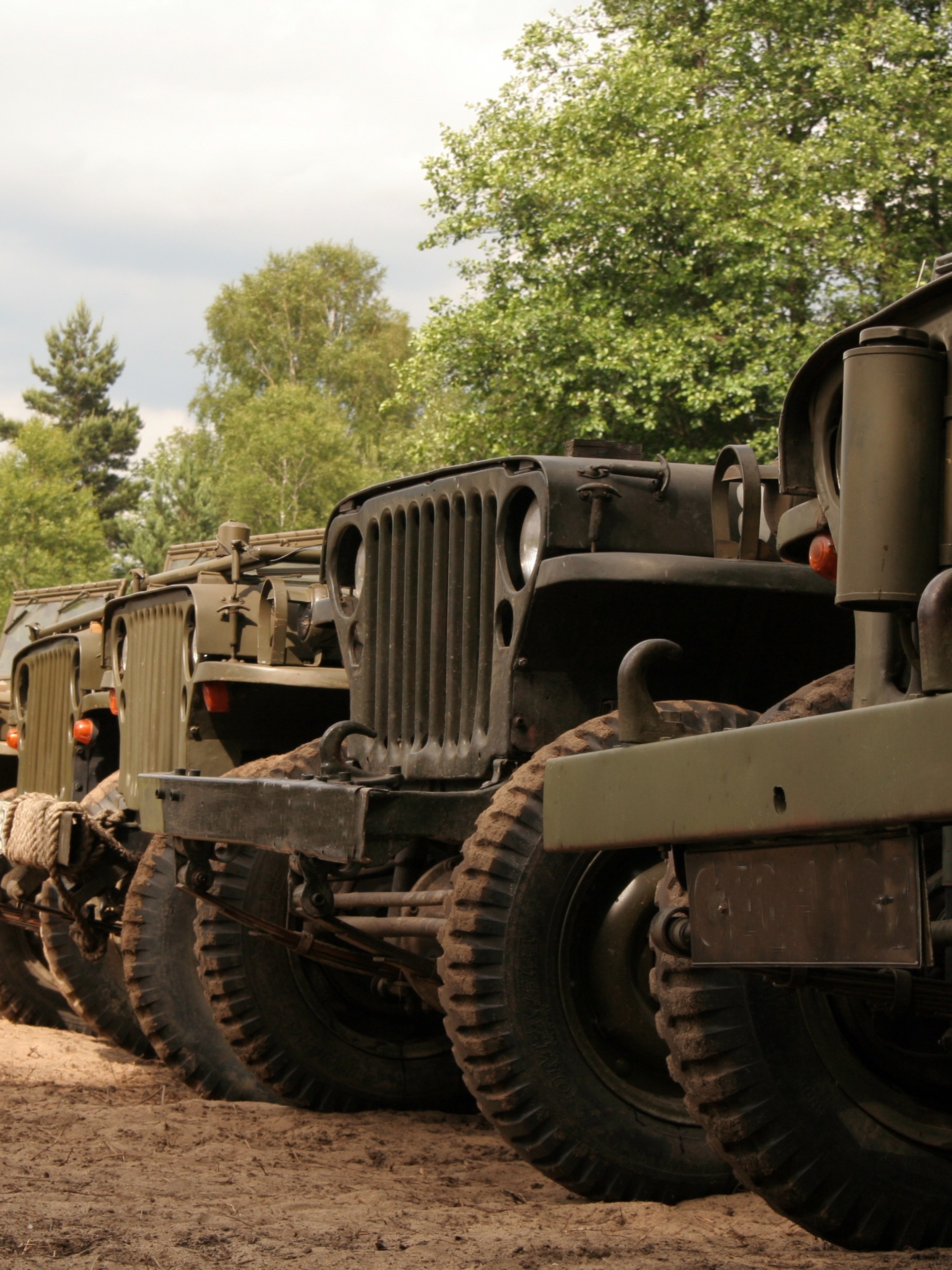 Classic Civilian vs. Military Jeeps: Key Differences
